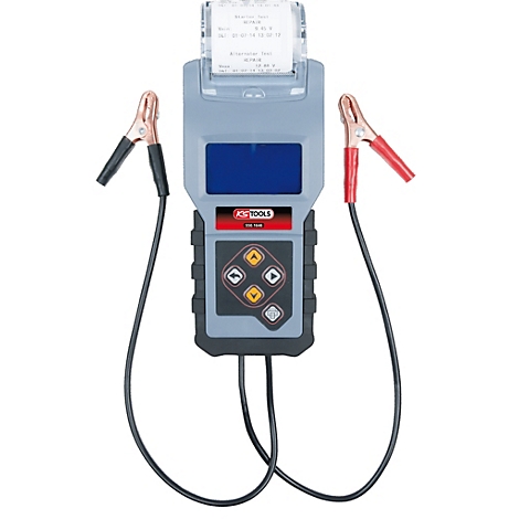 Batterietester mit Klemmen und Drucker. Graues Gerät mit schwarzem und rotem Kabel. Aufgedruckte Testergebnisse.
